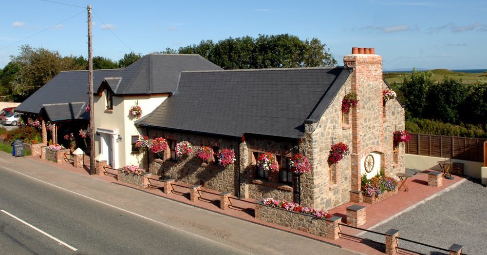 New Overlander Inn Penally Eksteriør billede